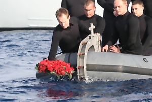 Lt Paul Hursthouse lays the wreath