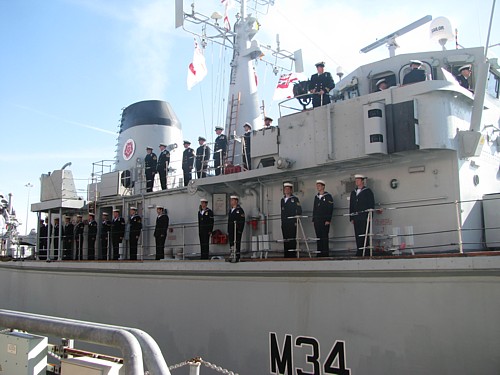 HMS Middleton berthing alongside in No.2 Basin