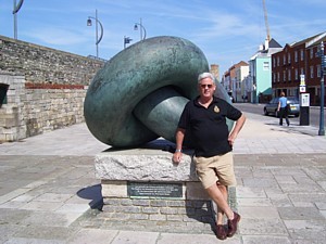 Mike Ey with sculpture in Old Portsmouth commemorating departure of First Fleet to Australia